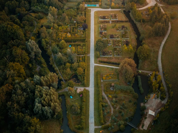 bad-essen-ippenburg-CC0-copyright-TOL-foto-erik-schroeter (2).jpg Luftaufnahme eines Parks mit symmetrischen Gärten und einem Herrenhaus im Hintergrund.