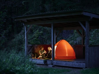 Zelt bei Nacht auf dem Campground Steinbruch Losheim am See