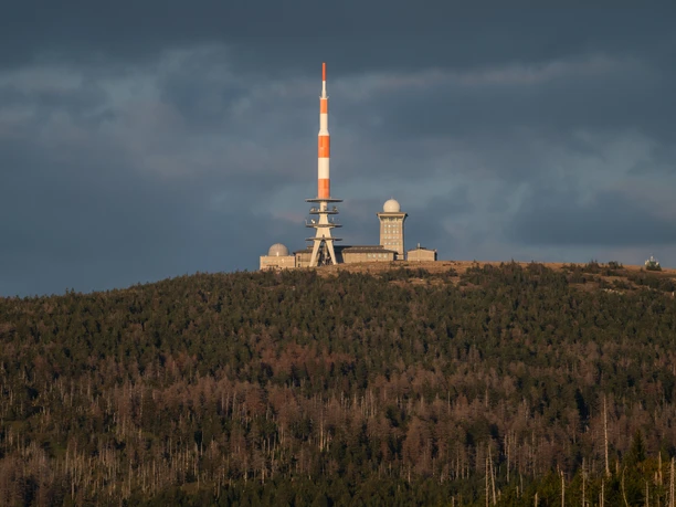 Brocken mit dramatischem Himmel Diesen atemberaubenden Blick haben Wanderer auf dem Harzer-Hexen-Stieg vom Torfhausmoor.