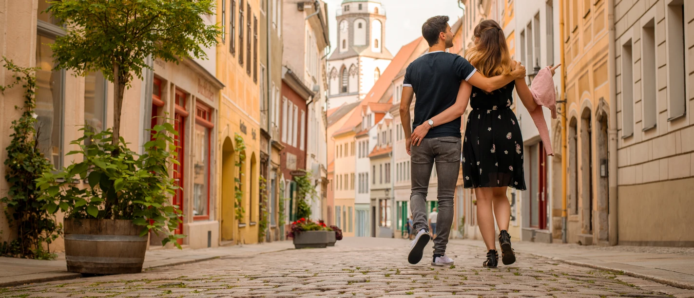 Spaziergang durch die Meißner Altstadt Ein Paar spaziert durch eine Kopfsteinpflasterstraße in der Meißner Altstadt.