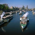Dampferparade in Dresden Steamship parade in Dresden.jpg Dampfschiffe fahren auf der Elbe in Dresden, gesäumt von Zuschauern und historischer Architektur.Steamboats sail along the Elbe in Dresden, lined with spectators and historic architecture.Parníky plují po Labi v Drážďanech, lemovaném diváky a historickou architekturou.Parowce pływają po Łabie w Dreźnie, w otoczeniu widzów i historycznej architektury.Stoomboten varen over de Elbe in Dresden, omringd door toeschouwers en historische architectuur.I battelli a vapore navigano lungo l'Elba a Dresda, costeggiata da spettatori e architetture storiche.