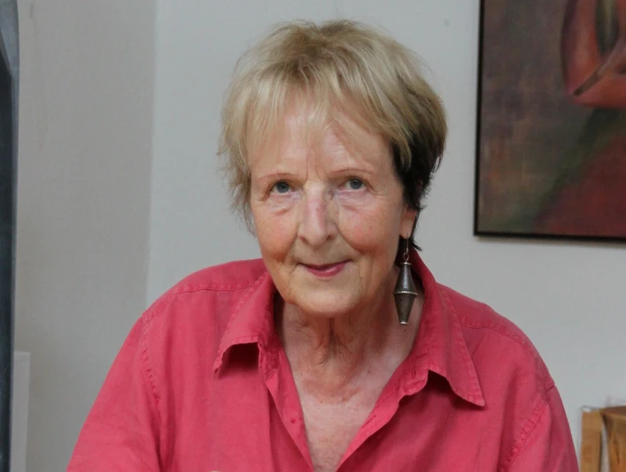 Dietlind Petzold mit Skulptur_web.JPG