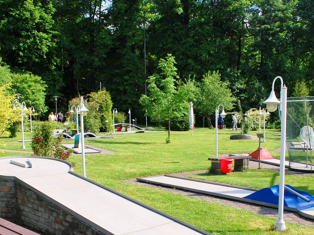 Minigolfanlage mit verschiedenen Bahnen@Stephan Bauermeister.jpg