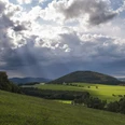 Fernblick auf den Wilzenberg Eine hügelige Landschaft im Sauerland mit einem markanten Berg