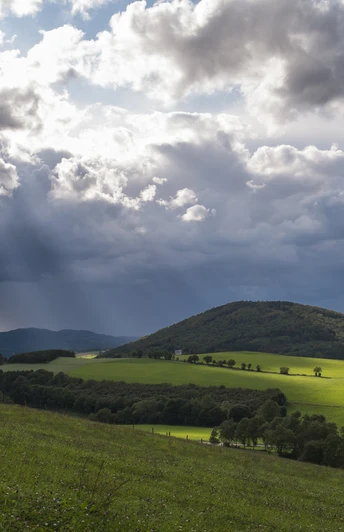 Fernblick auf den Wilzenberg Eine hügelige Landschaft im Sauerland mit einem markanten Berg