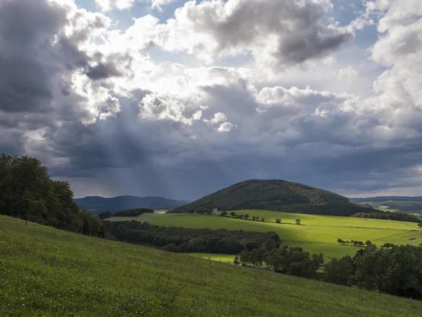 Fernblick auf den Wilzenberg Eine hügelige Landschaft im Sauerland mit einem markanten Berg