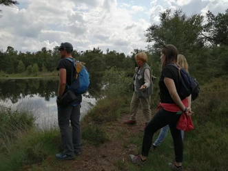 Führung im Hamberger Moor Eine Gruppe steht mit einer Gästeführerin im Moor.