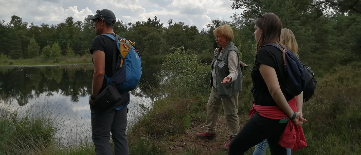 Führung im Hamberger Moor Eine Gruppe steht mit einer Gästeführerin im Moor.