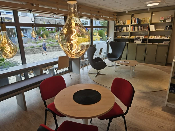 Bad Driburg_Stadtbücherei Inneneinrichtung einer modernen Bibliothek mit gemütlichen Sitzbereichen und einer großen Fensterfront.