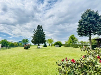 inmitten eines gepflegten Grundstücks