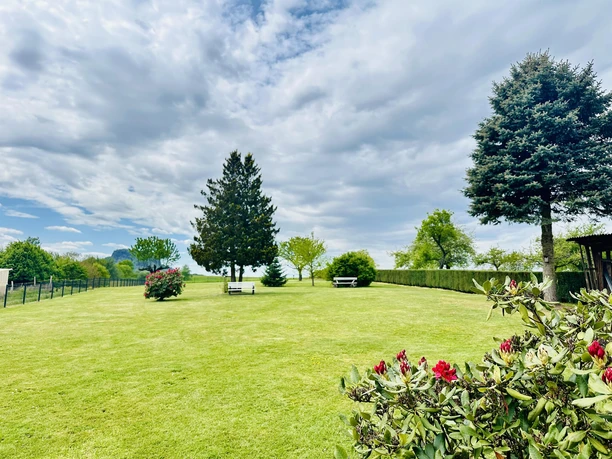 inmitten eines gepflegten Grundstücks