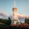 HEX Erlebniswelt Turm im Frühling Der HEX-Aussichtsturm mit spiralförmiger Struktur steht in Ellrich vor kontrastreichem Himmel im Südharz.