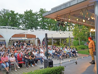 Comedy_3.jpg Publikum schaut auf Comedian auf der Bühne