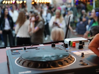 DJpult.JPG Blick aufs DJ Pult, die tanzende Menge wirkt unscharf im Hintergrund
