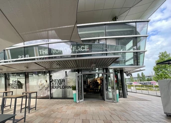 Zu sehen ist die Eingangstür und die Schaufenster des The North Face Stores in den Designer Outlets Wolfsburg.