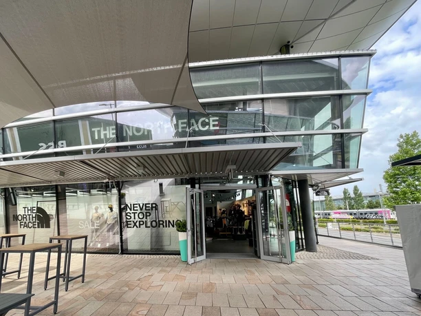 Zu sehen ist die Eingangstür und die Schaufenster des The North Face Stores in den Designer Outlets Wolfsburg.