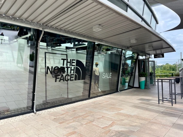 Zu sehen sind die Schaufenster und die Eingangstür des The North Face Stores in den Designer Outlets Wolfsburg.
