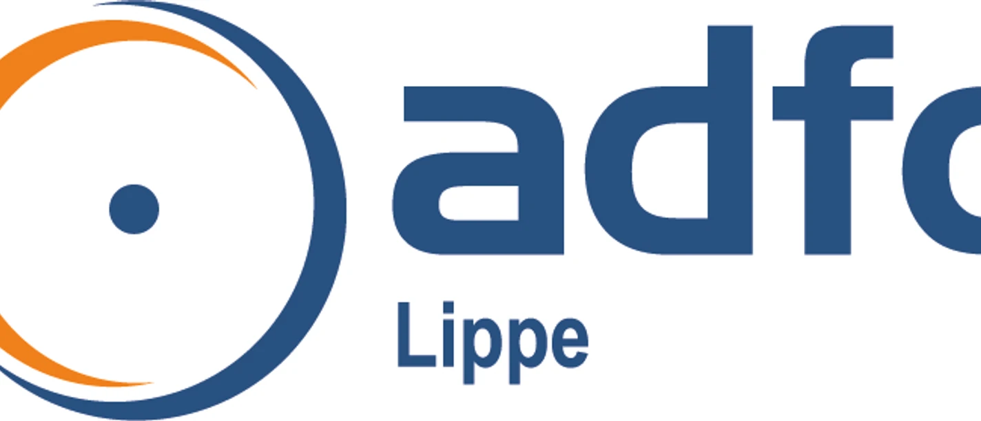 Logo des ADFC Lippe mit blauen Buchstaben und orange-blauem Kreissymbol links daneben.