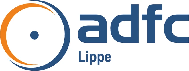 2018 11 Logo ADFC LIPPE.jpg Logo des ADFC Lippe mit blauen Buchstaben und orange-blauem Kreissymbol links daneben.