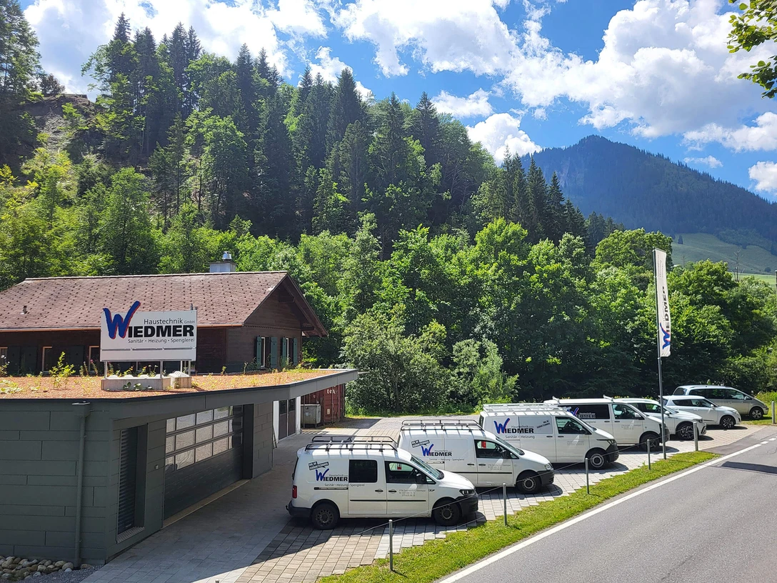 Bâtiment de Wiedmer Haustechnik GmbH Firmensitz der Wiedmer Haustechnik GmbH mit weissen Firmenwagen im VordergrundCompany headquarters of Wiedmer Haustechnik GmbH with white company car in the foregroundSiège de la société Wiedmer Haustechnik GmbH avec voitures d'entreprise blanches au premier plan
