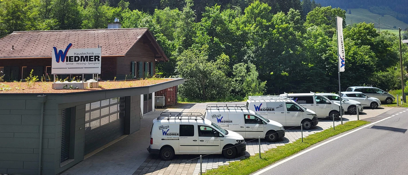 Gebäude der Wiedmer Haustechnik GmbH Firmensitz der Wiedmer Haustechnik GmbH mit weissen Firmenwagen im Vordergrund