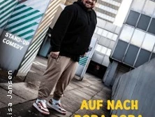 Ein humorvoller Entertainer steht lächelnd auf einer urbanen Dachterrasse.