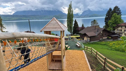 kinderspielplatz-baetziwaegli-merligen-haengebruecke-kind-thunersee.jpg