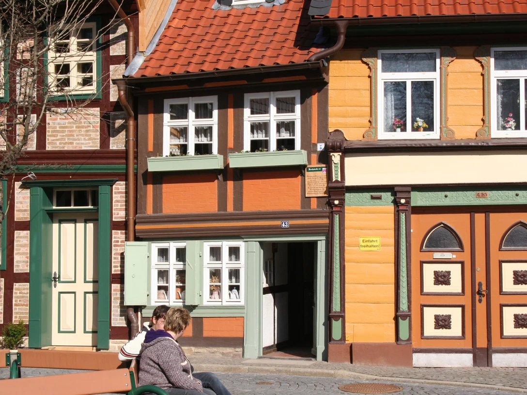 Kleinstes Haus Wernigerode (c) WTG, J. Friedrich.jpg In der farbenfrohen Altstadt von Wernigerode ist das kleinste Haus der Stadt ein beliebt bei den Besuchern.