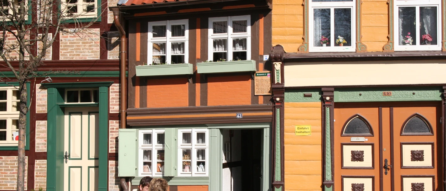 Kleinstes Haus Wernigerode (c) WTG, J. Friedrich.jpg In der farbenfrohen Altstadt von Wernigerode ist das kleinste Haus der Stadt ein beliebt bei den Besuchern.