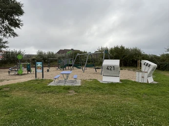 Spielplatz an der Kurverwaltung List mit Strandkörben und Picknick-Bank