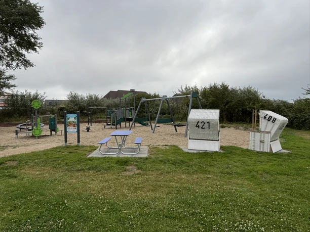Spielplatz an der Kurverwaltung List mit Strandkörben und Picknick-Bank