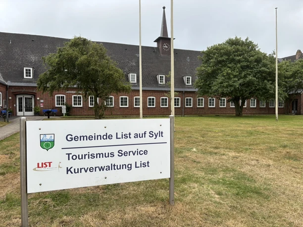 Schild zur Gemeinde und Kurverwaltung List auf Sylt