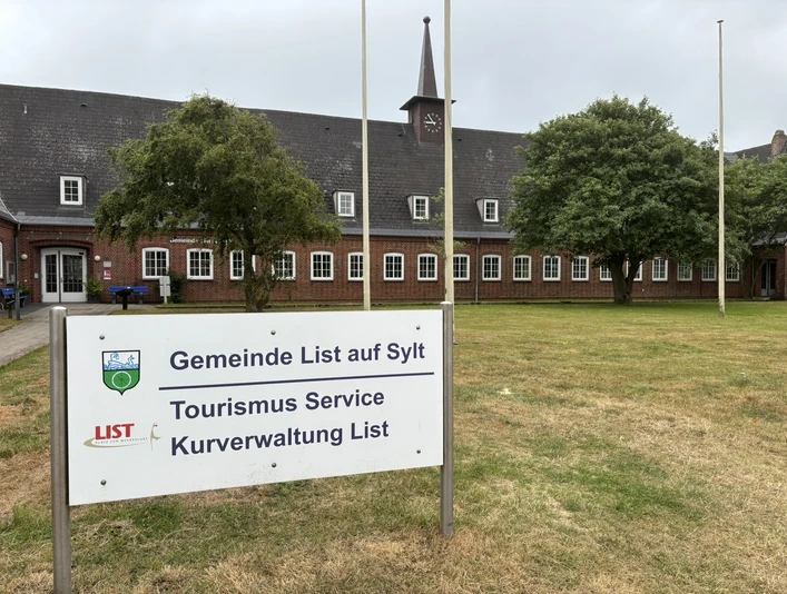 Schild zur Gemeinde und Kurverwaltung List auf Sylt