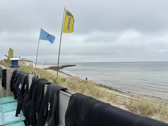 Trocknende Neopren-Anzüge am Surfrevier Lister Ostküse