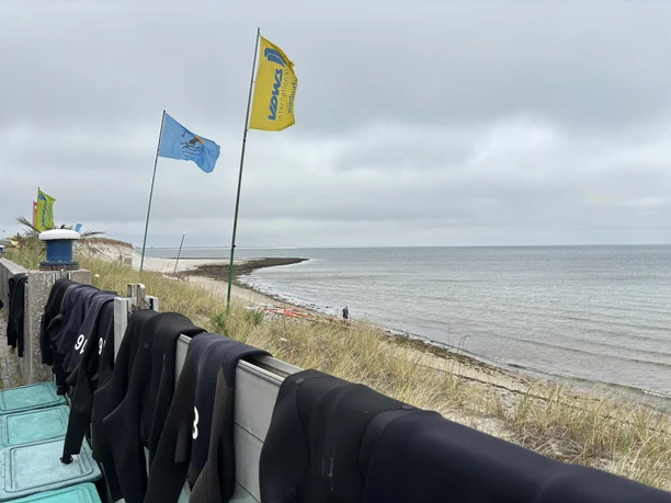 Trocknende Neopren-Anzüge am Surfrevier Lister Ostküse