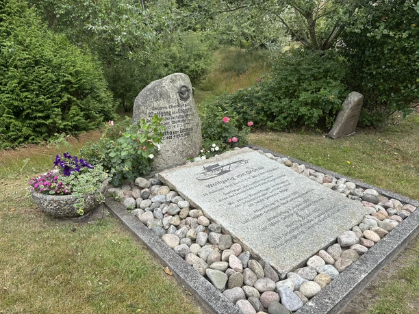 Grab von Wolfgang von Gronau auf dem Lister Friedhof