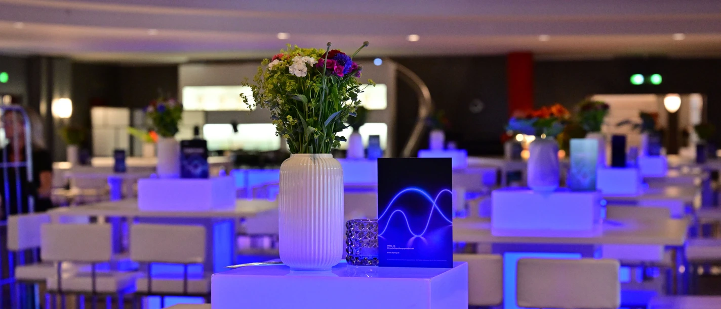 BALZER & Co. GmbH Stylishly laid table with modern details and fresh flowers.