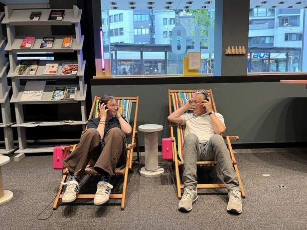 Hörstationen in der Ausstellung Fill Up