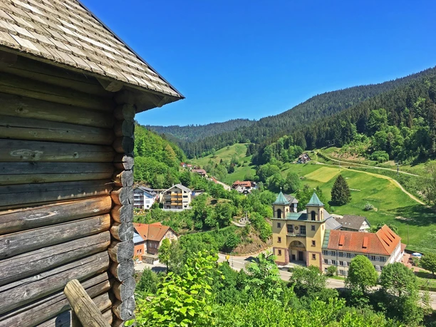 Aussichtspavillion mit Blick auf das Klösterle Bad Rippoldsau