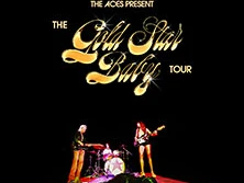 Das farbenfrohe Konzertplakat zeigt eine Band mit Schlagzeug, Gitarre und Tanzfläche im Vordergrund.