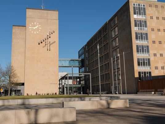 Rathaus mit Uhr und Nebengebäude