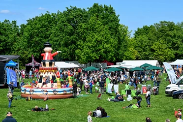 Fahrradfrühling, Mülheim an der Ruhr Hüpfburg für Kinder und Gäste beim Fahrradfrühling im Mai im MüGa-Park