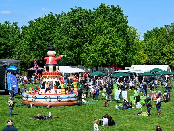 Fahrradfrühling, Mülheim an der Ruhr Hüpfburg für Kinder und Gäste beim Fahrradfrühling im Mai im MüGa-Park