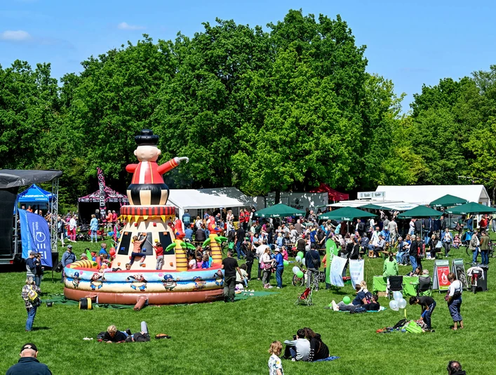 Fahrradfrühling, Mülheim an der Ruhr Hüpfburg für Kinder und Gäste beim Fahrradfrühling im Mai im MüGa-Park