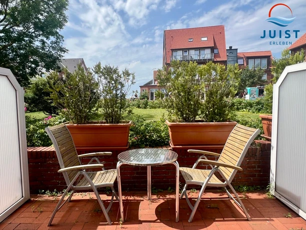 Rosengang Appartements 312_Wohnung2_Terrasse mit Sitzgelegenheit.jpg