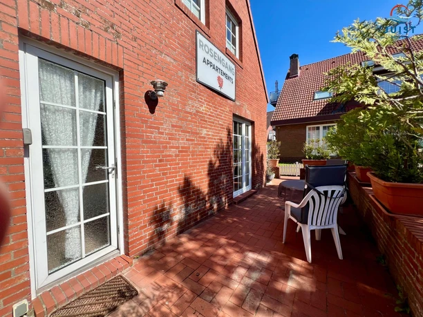 Rosengang Appartements 316 - Wohnung Dünenrose_Terrasse mit Sitzgelegenheit.jpg