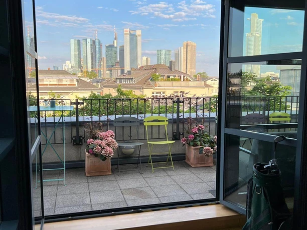 pme Familienservice GmbH - Dachterrasse Rooftop-Terrasse mit Blick auf Frankfurts Skyline