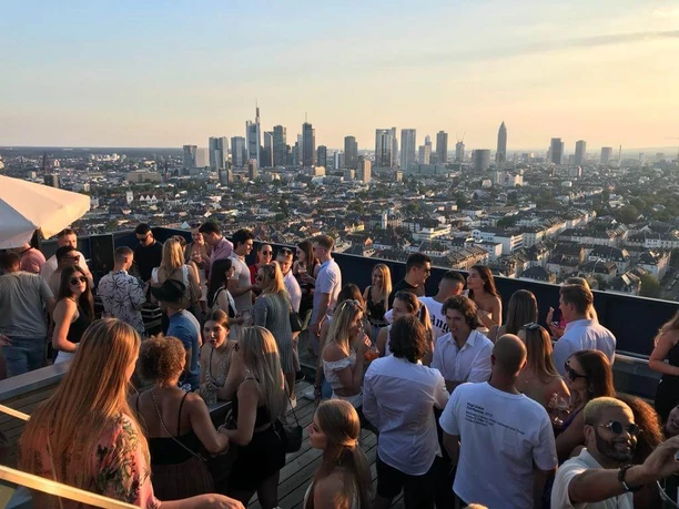 Radio Frankfurt- Skyline Studios Rooftop-Party mit Blick auf Frankfurt und viele Gäste