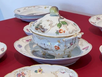 Holländisches Service Parts of the delicately decorated porcelain with flowers and landscape motifs.