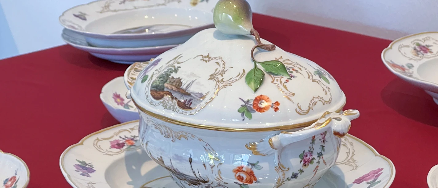 Holländisches Service Parts of the delicately decorated porcelain with flowers and landscape motifs.
